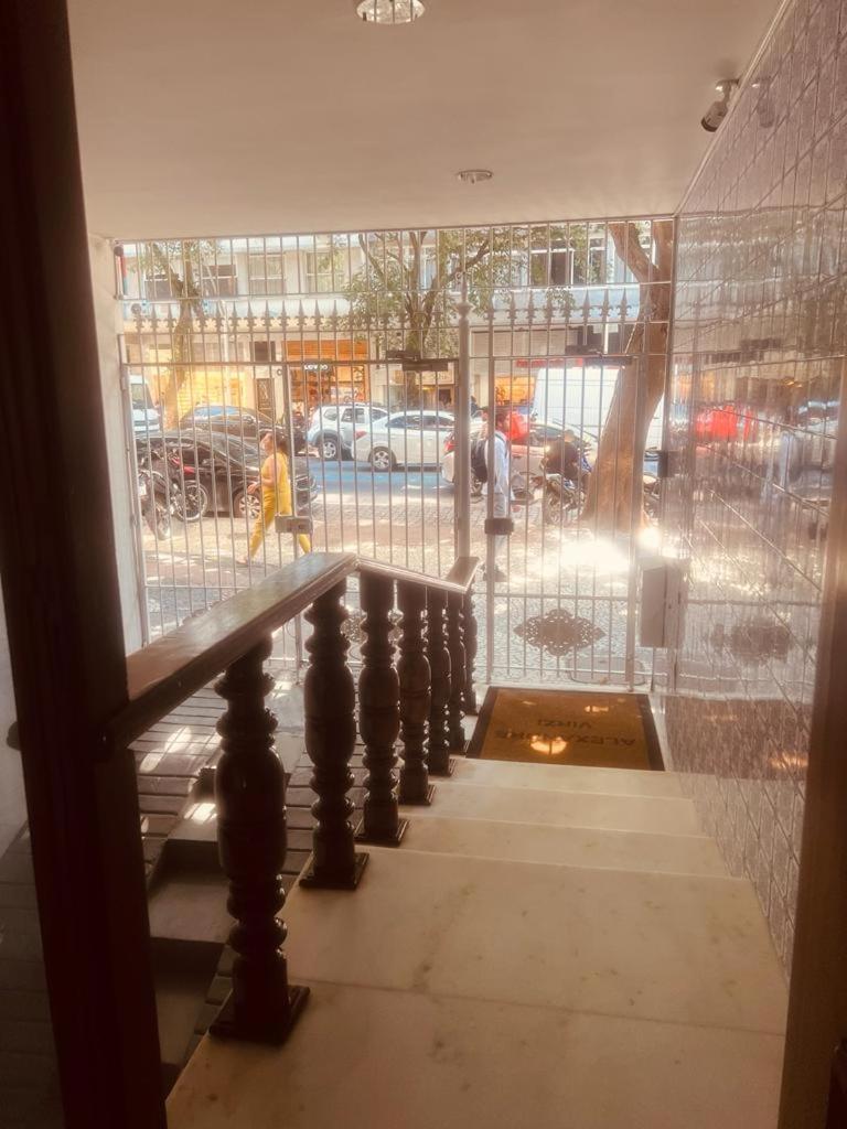 Apartamento Maravilhoso E Sala Até 4 Pessoas No Leblon Na Av Ataulfo De Paiva